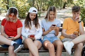 Group of children on phones. Credit: Freepik